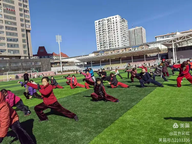 2022年正月16吕梁市太极拳协会副主席高玉荣老师在体育场规范28式太极拳教学。